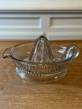 🍋 Vtg Clear Glass Citrus Juicer Reamer Ribbed Footed Single Spout Handle